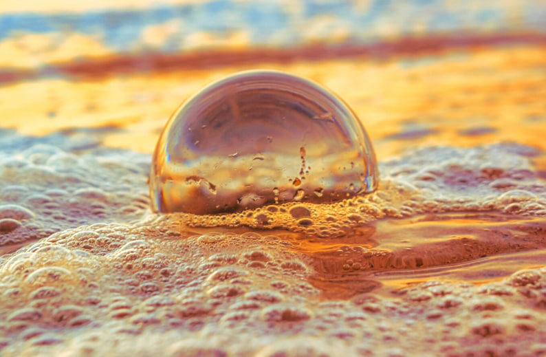 Загадочный золотой шар со дна океана озадачил ученых своей биологией