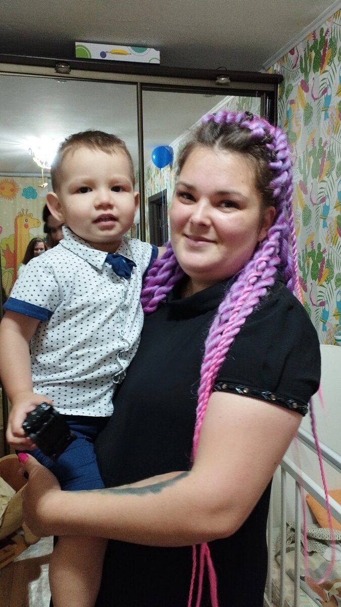 Это вот как раз мы дома отмечали день рождения, здесь Денису 2 года исполнилось