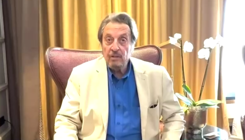 Импозантный такой мужчина. На Аль Пачино немного похож. 