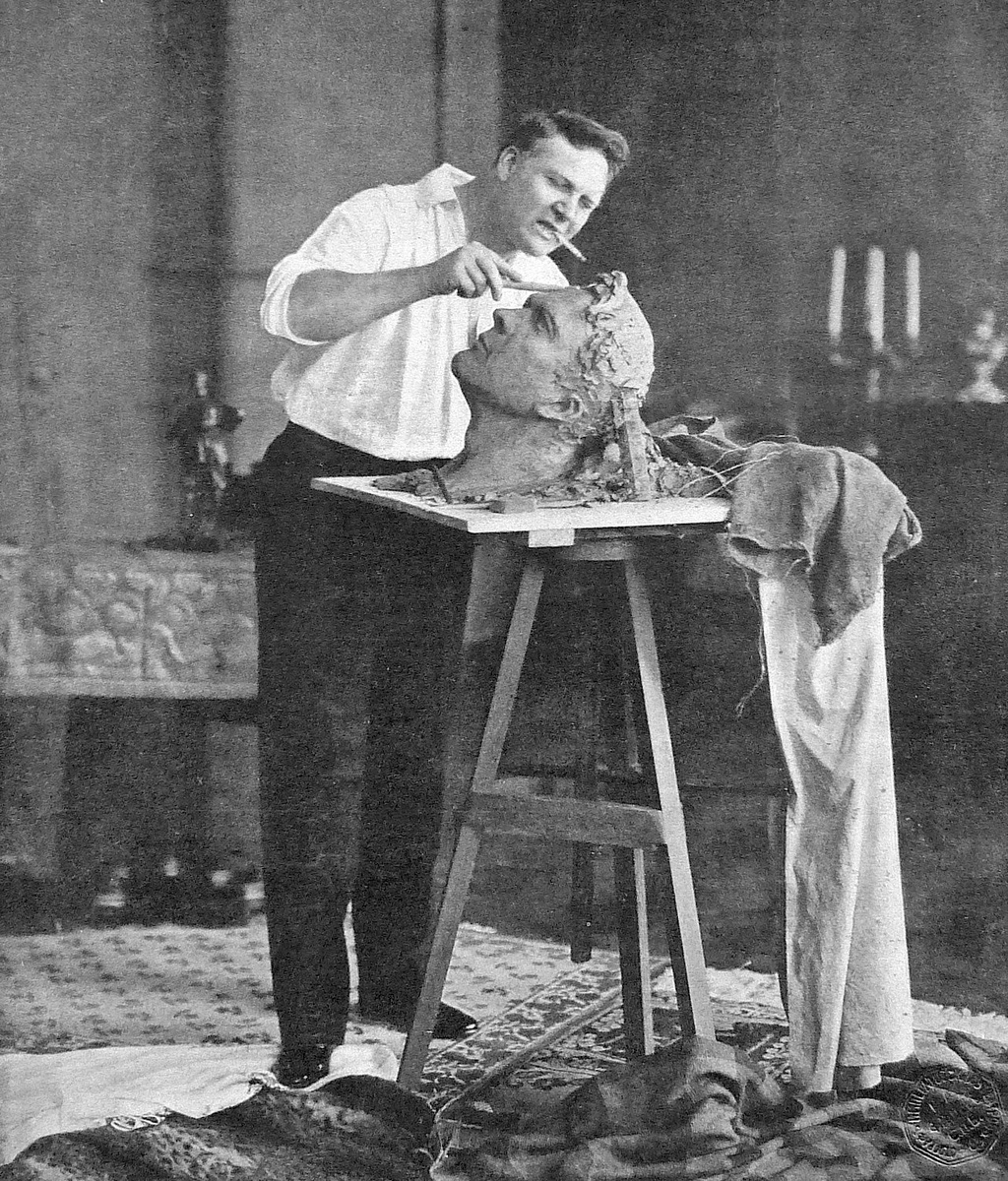 Ф. И. Шаляпин лепит свой портрет. Фото - Фишер, Карл Андреевич. Иллюстрированный журнал "Искры", № 46, 25 ноября 1912 года. URL: http://history-foto.livejournal.com/212913.html#cutid1