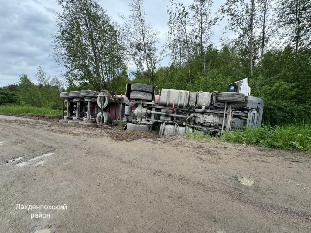    ДТП в Лахденпохском районе. Фото: Госавтоинспекция Карелии / ВК