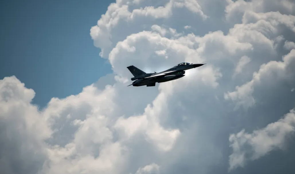    В Польше истребители подняли в воздух из-за российских ударов по западу Украины