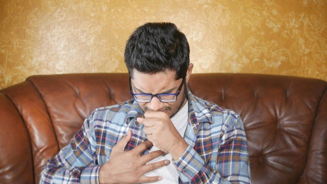 Глотать или выплевывать: как лучше всего избавиться от мокроты