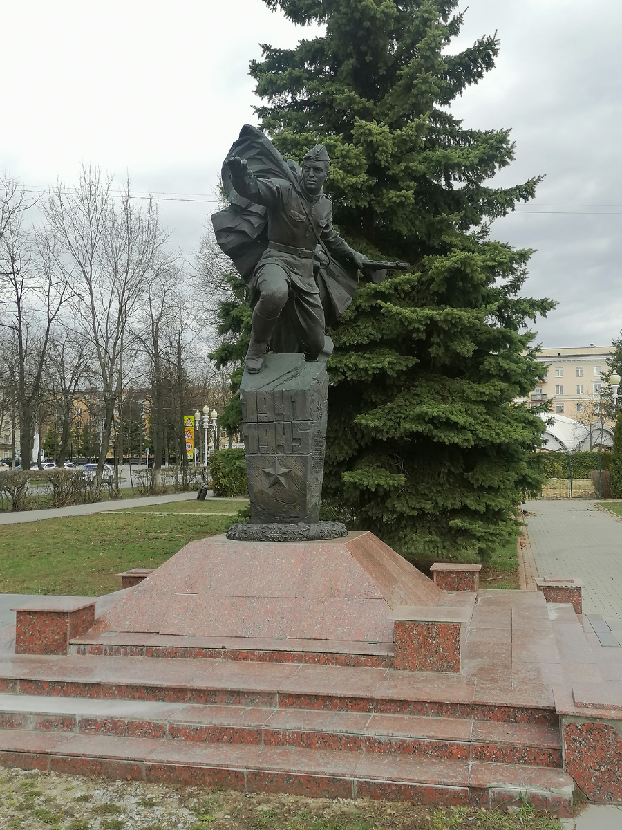 Памятник работникам заводов №№ 120 и 150, участникам Великой Отечественной войны. 5 апреля 2025 года.