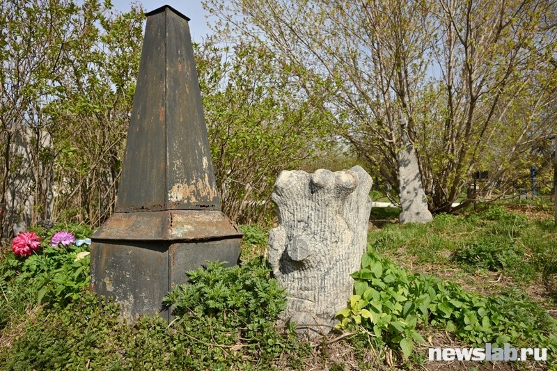 На кладбище встречаются надгробия в виде обрубленных деревьев — как считают некрополисты, они могут символизировать смерть в молодом возрасте или отсутствие детей
