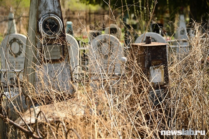 Местами некрополь выглядит сильно запущенным
