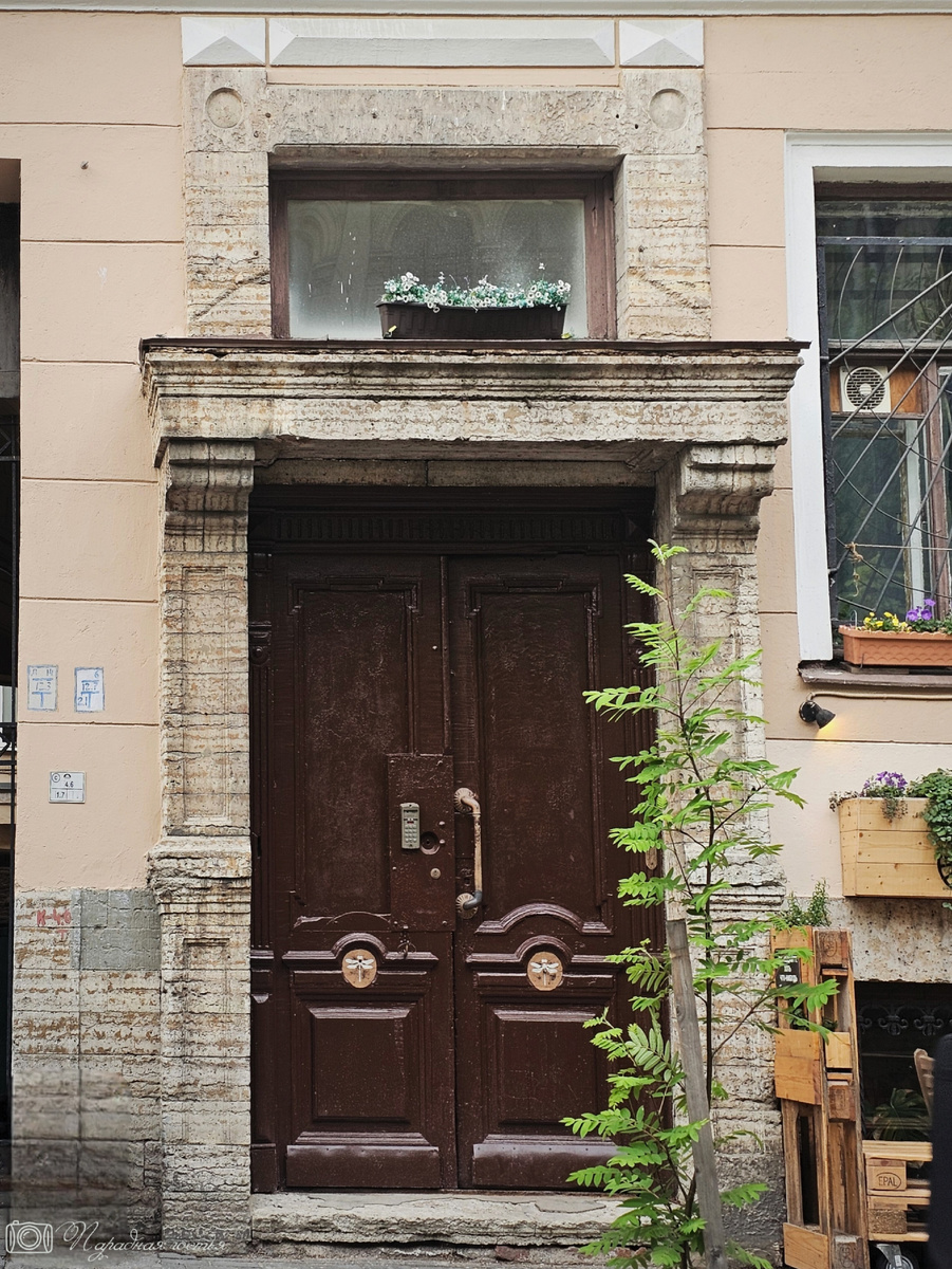 В здание ведут деревянные двери. Фото: Парадная гостья