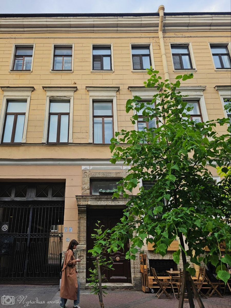 С виду здание довольно скромное. Фото: Парадная гостья