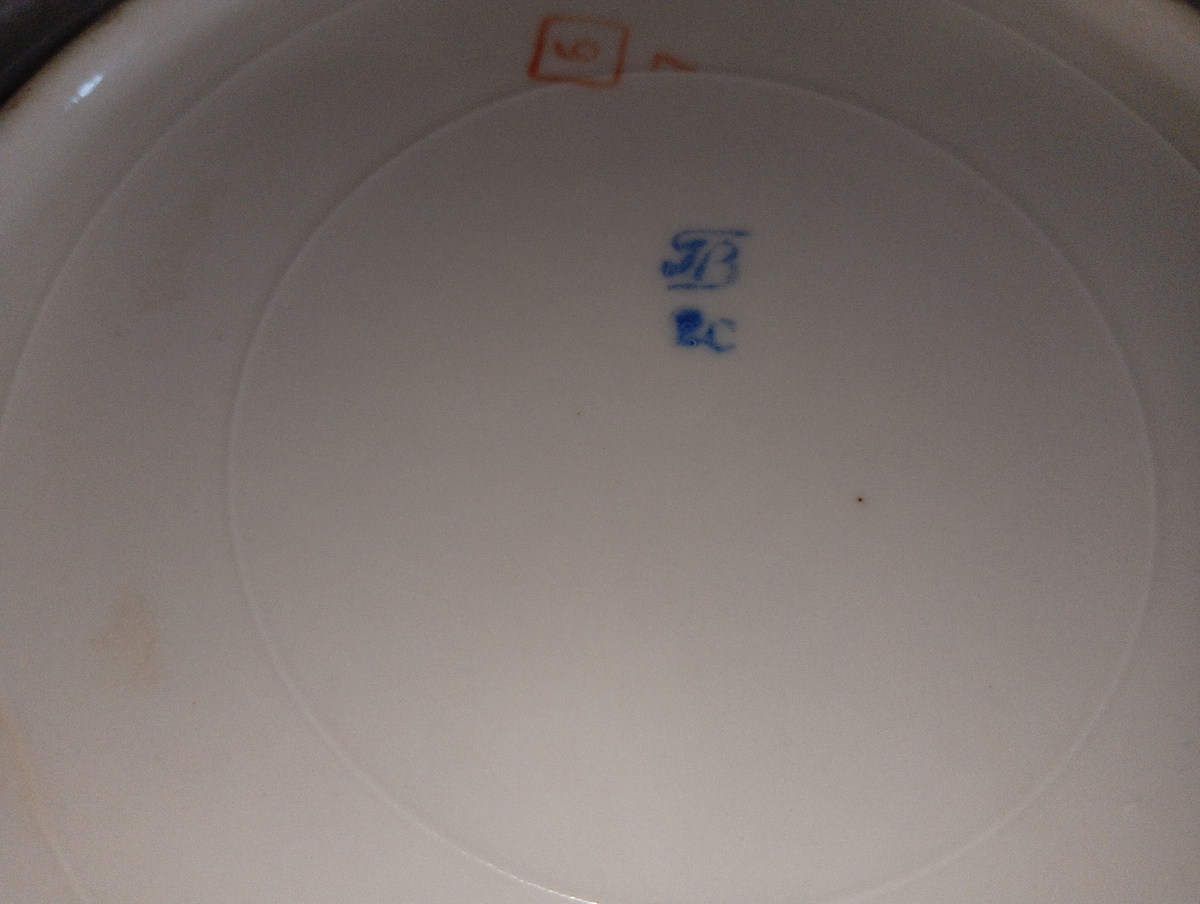 Винтажные тарелки с "особенностями". Фото автора 