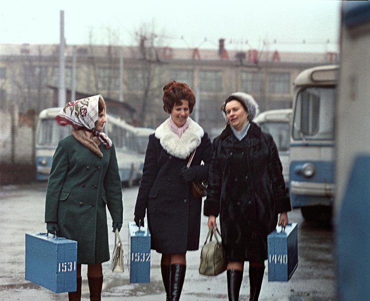 Водители троллейбусов, ударники коммунистического труда Раиса Белькович, Зинаида Хмельченко, Нина Лавренецкая. Михаил Савин, 1975 год, г. Минск, МАММ/МДФ.