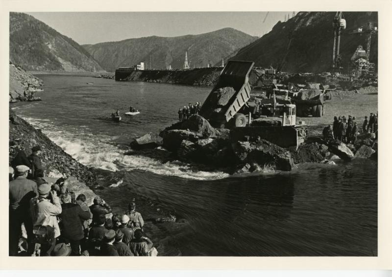 Саяны. Последнее перекрытие Енисея. Виктор Ахломов, 11 октября 1975 год, МАММ/МДФ.
