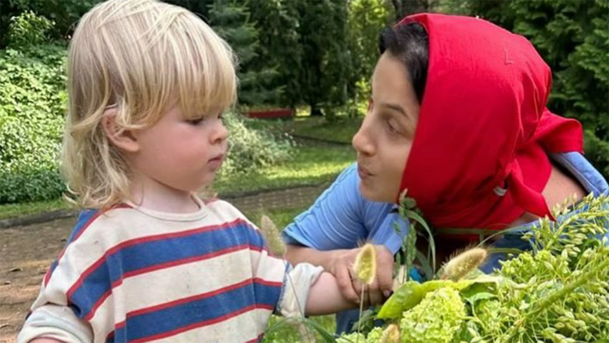 Екатерина Стриженова с одним из внуков-близнецов. Фото: соцсети Екатерина Стриженова