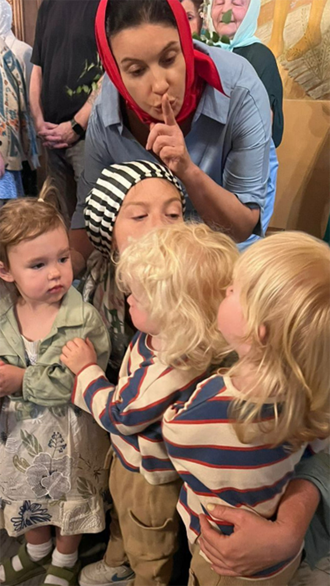 Екатерина Стриженова с внуками-близнецами. Фото: соцсети Екатерины Стриженовой