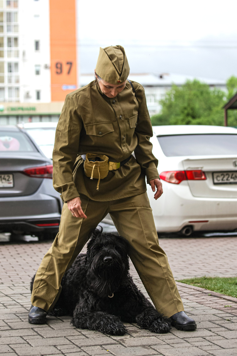 Галина и РЧТ Нара приготовили танец под патриотичную песню "Марш сибирских стрелков". Черныш в нем смотится монументально!  