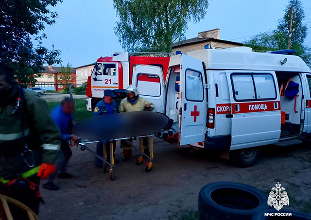 Один человек отравился дымом на пожаре в Тверской области