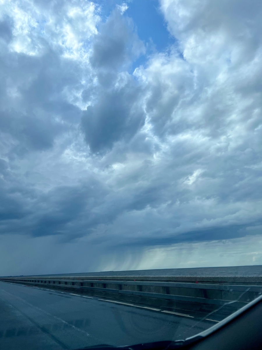 На подьезде к городу начался дождь - захватывающее зрелище