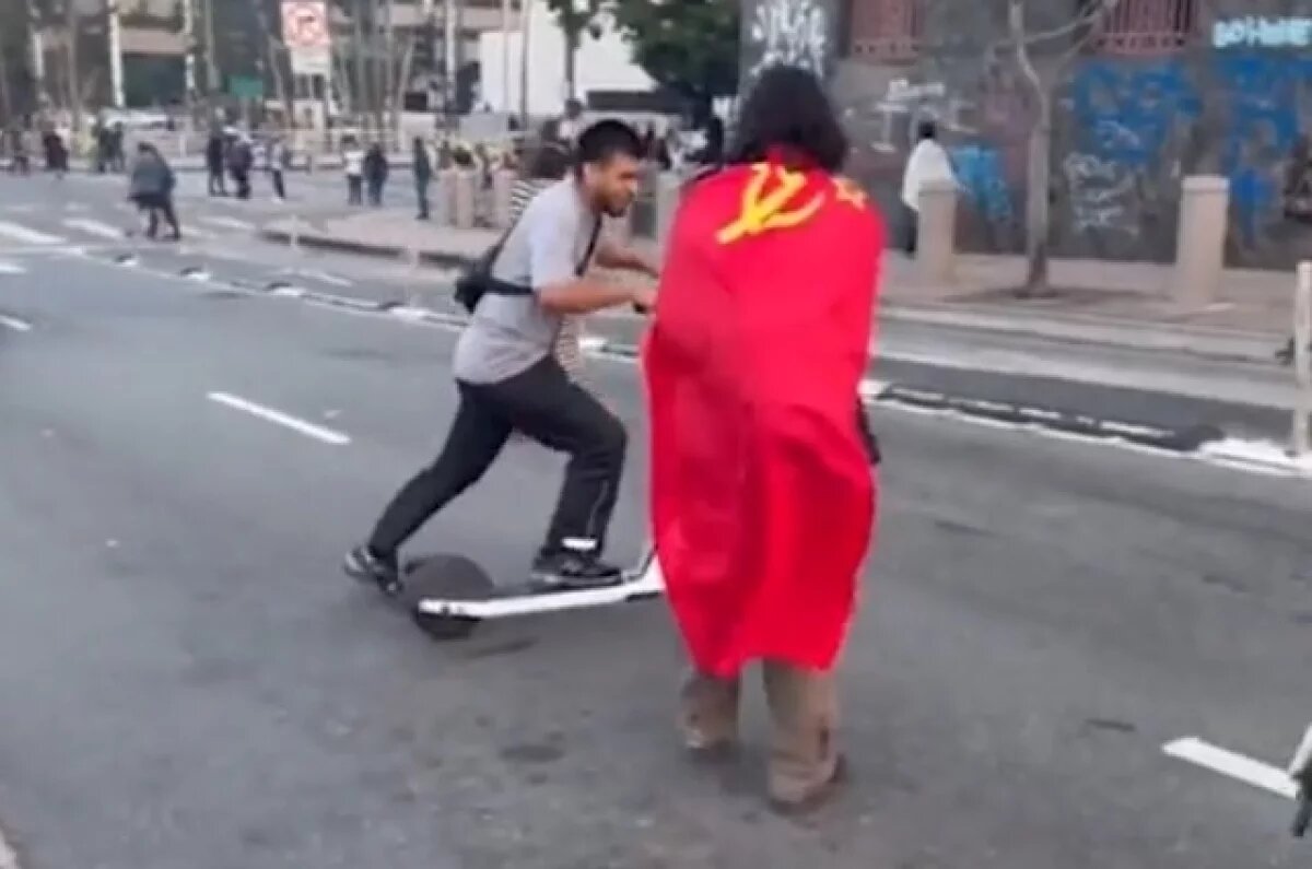    У протестующих в Лос-Анджелесе заметили флаг СССР