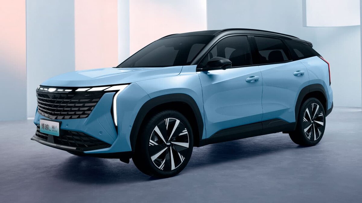 Geely Atlas Pro 2025 — китайский кроссовер с мягким гибридом и полным приводом