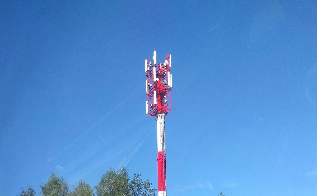 Операторская вышка с панельными антеннами для приема и передачи сигнала в сети