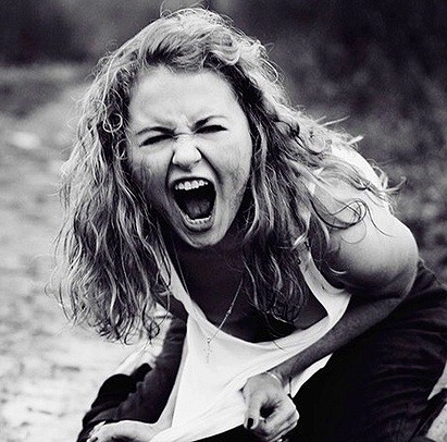 Лина сама испугалась того, какой страшный крик вырвался из её горла