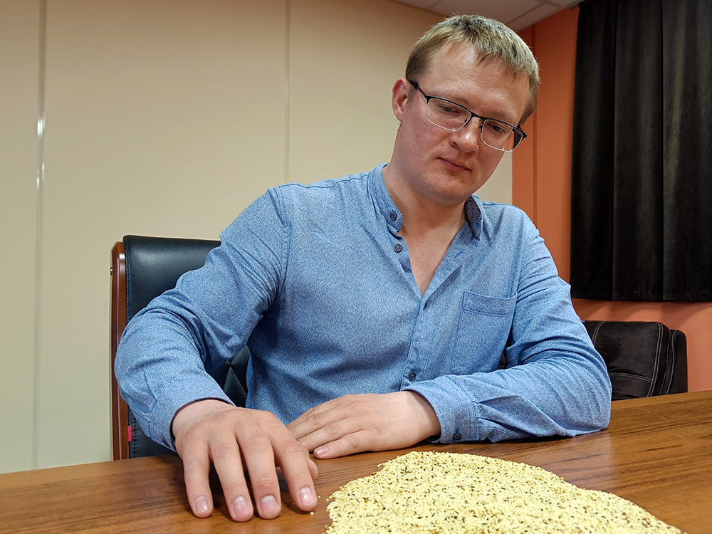 Автор текста преподаватель Евгений Мусин показывает, как именно происходит биосенсорная практика перебора пшена.