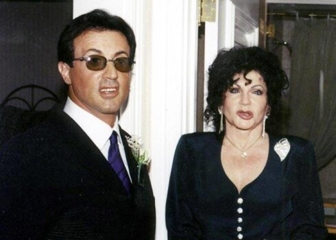 Она отказалась сдаться. Она искала любые способы, чтобы помочь ему говорить.