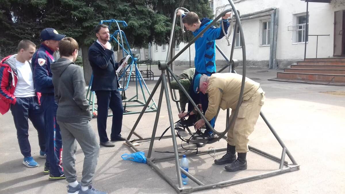 Неволин В.В. осматривает тренажёр