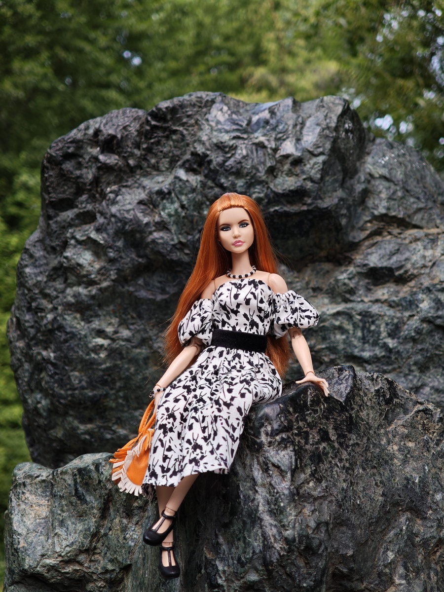 Barbie Looks 20 Andra на высоком теле