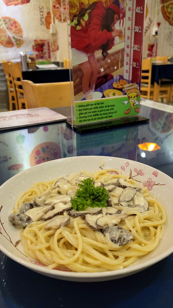 Пицца понравилась больше,  чем паста. Сфотографировать не успела.