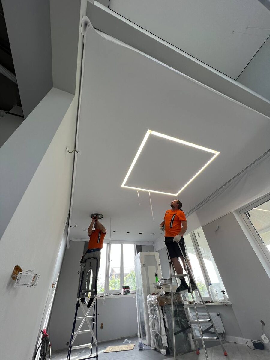 Натяжной потолок без люстры.