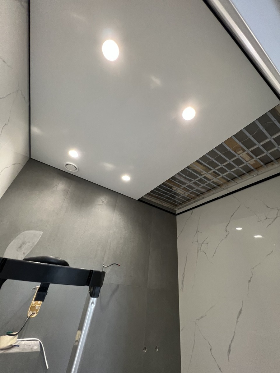 Натяжной потолок с точечным освещением.