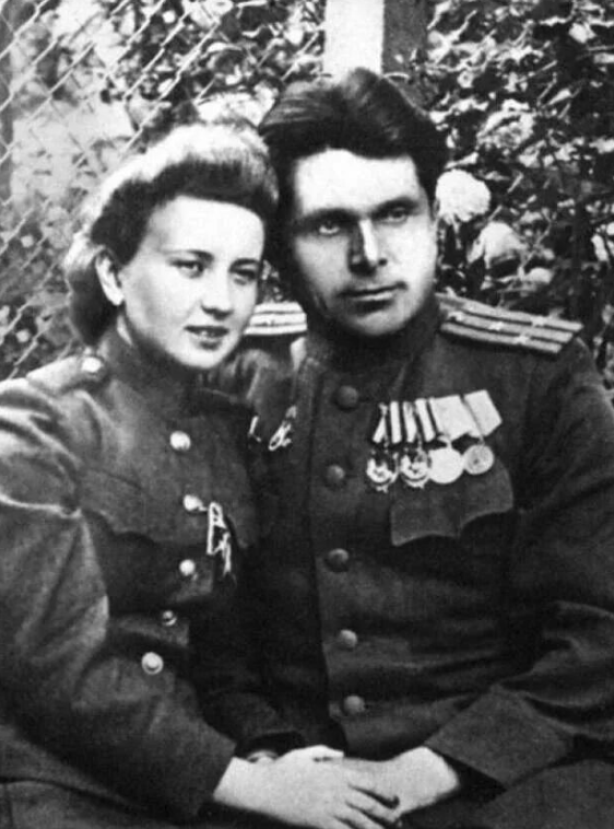 Щелоков в звании полковника и его жена Светлана, 1945 год. Источник - https://dzen.ru/a/Z30jefQFuQtSidG4