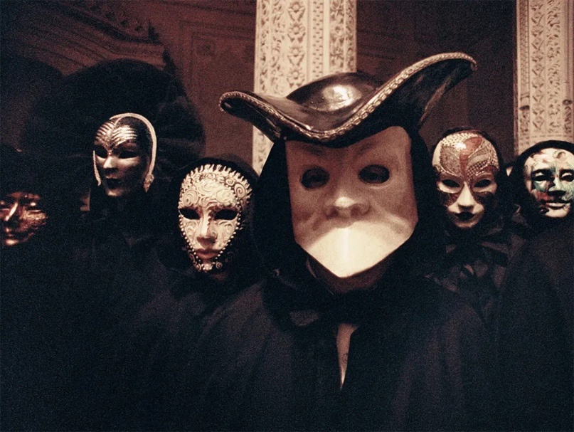 Кадр из фильма Стенли Кубрика "С широко закрытыми глазами"