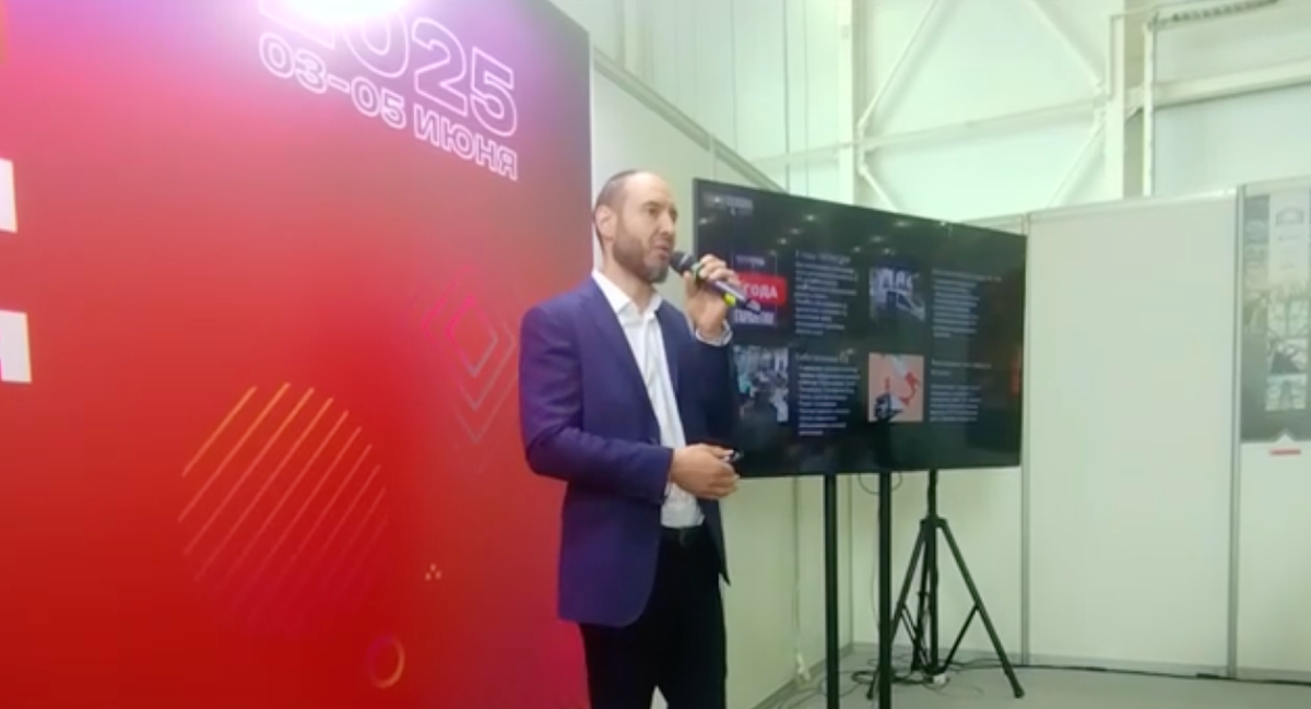 Александр Смирнов выступает с докладом