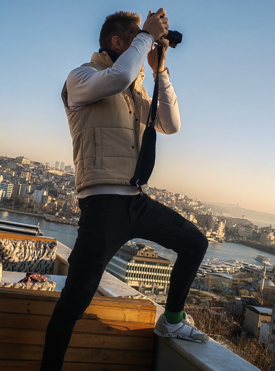 Сегодня я решил посвятить день менее туристическим районам и настоящей уличнойжизни Стамбула. Утро началось как обычно с чашки крепкого турецкого кофе в уютной кофейне  . Здесь, среди старых домов и булыжных улочек, город кажется особенно живым и настоящим.
