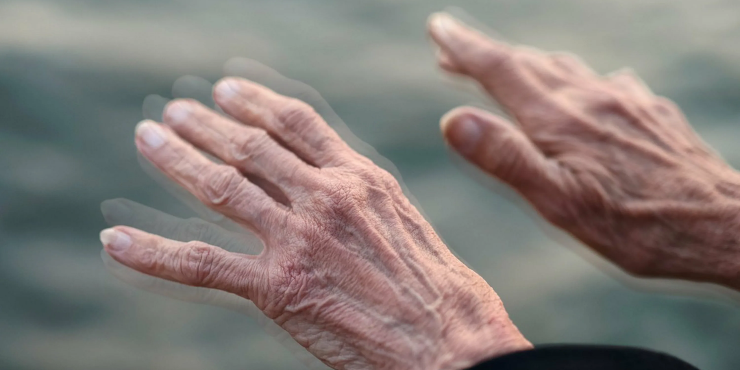 Часто ли у вас дрожат руки? Врач назвала тревожные сигналы и 5 основных причин подобного