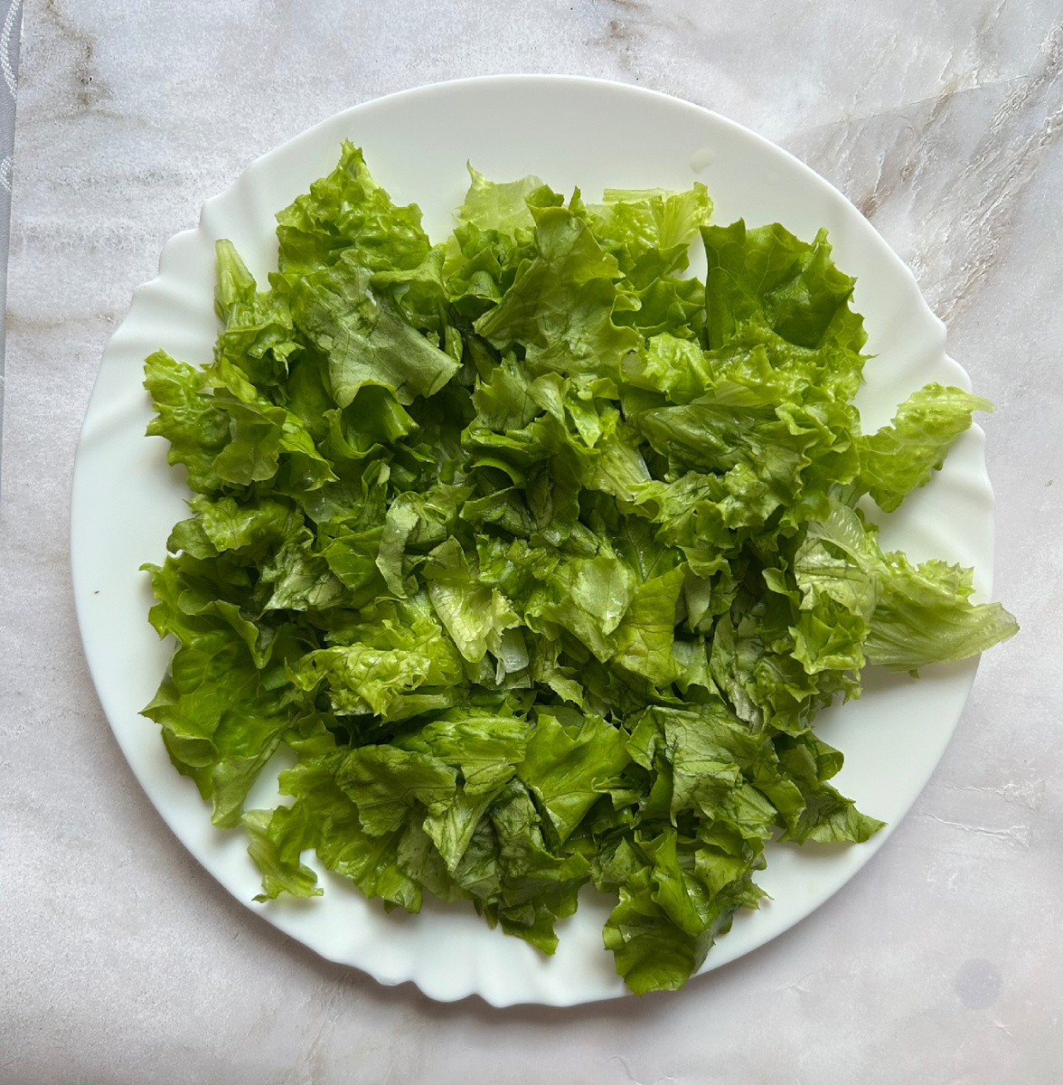 Листья салата порвать руками .