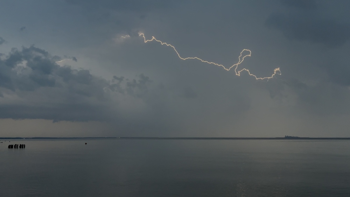 Это не дождь, это спецэффекты для моего внутреннего кинематографа. Жанр — романтическая буря, настроение — полное драмы.