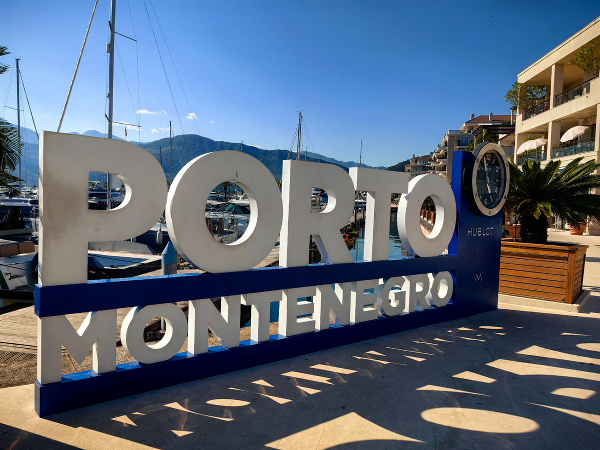 Часы Hublot сразу намекают, чтоьздесь всё небедно