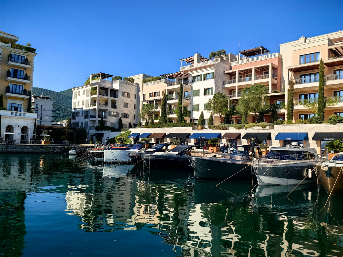 Здесь в основном малышки стоят