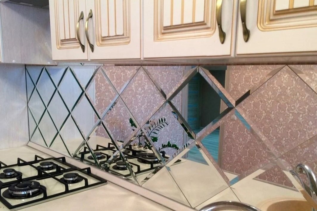 Фартук из зеркальной плитки с фацетом. Источник: market.yandex.ru
