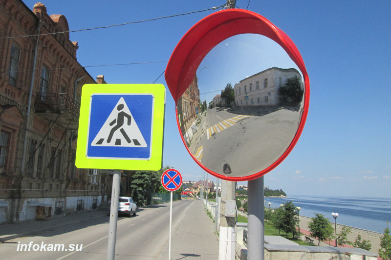    Сферическое зеркало установлено на т-образном перекрёстке улиц Набережной и Октябрьской