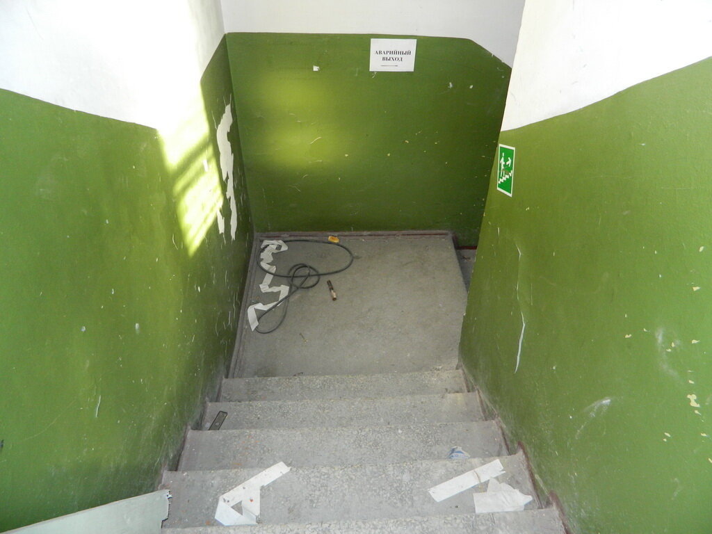 Подвал глубокий, нужно пройти несколько пролетов вниз, что бы попасть в него