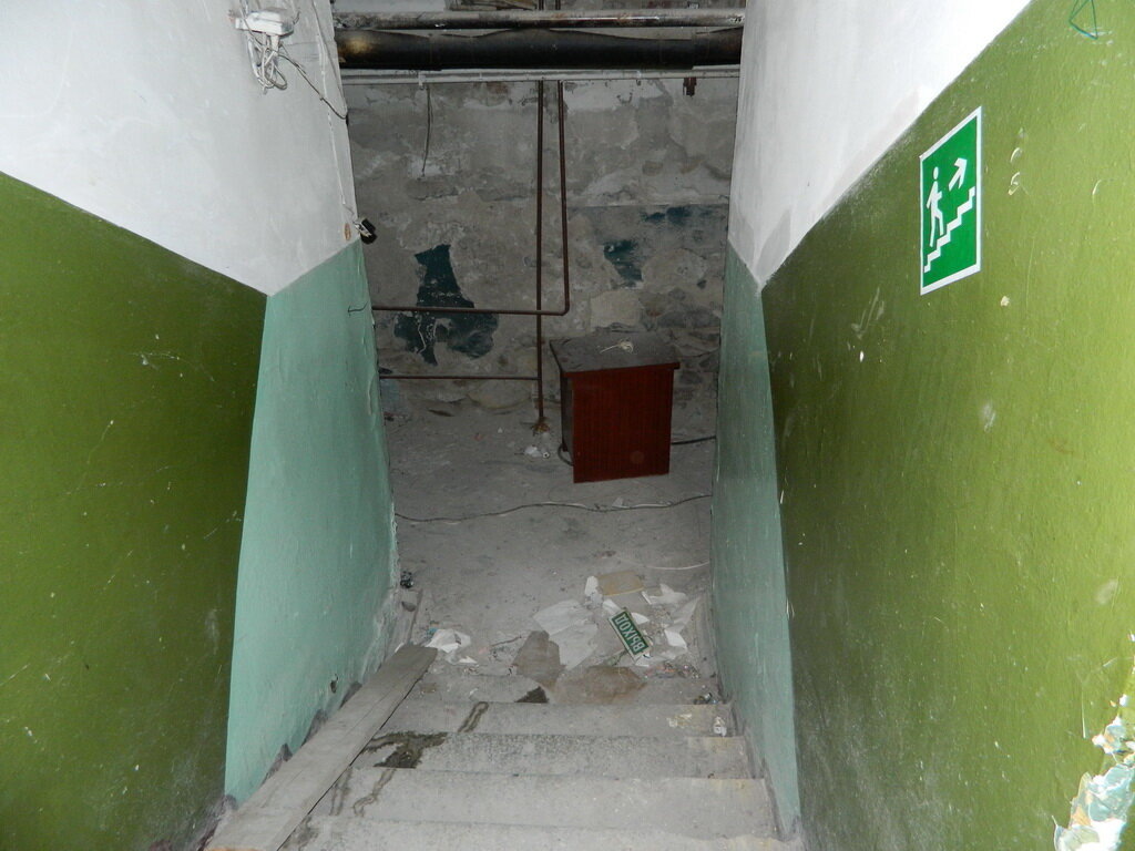 Подвал глубокий, нужно пройти несколько пролетов вниз, что бы попасть в него