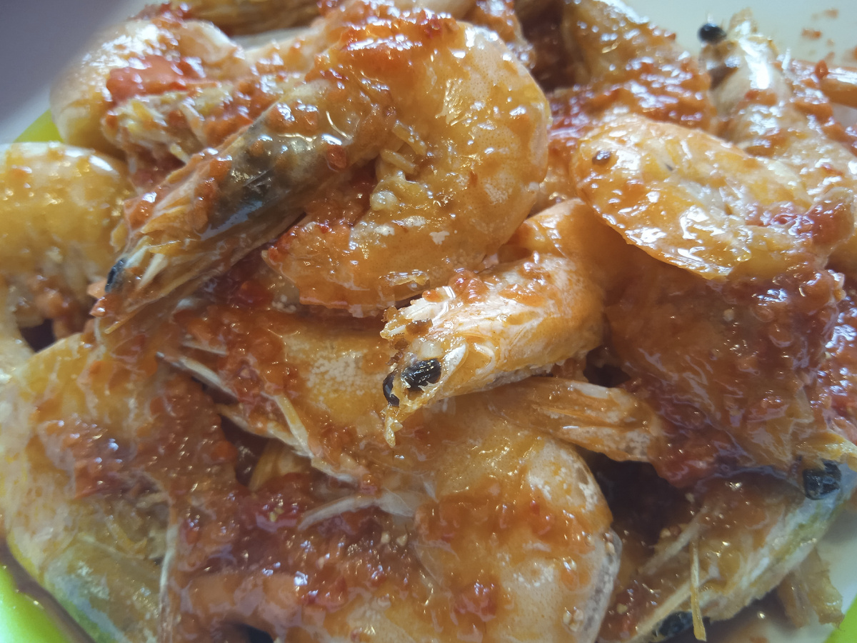 Готовые креветки.