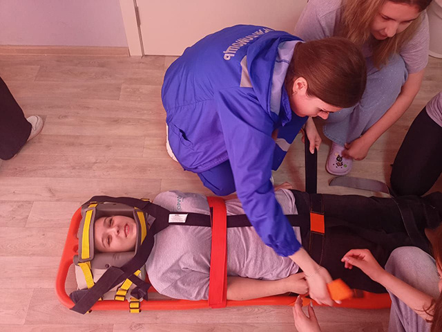 На щите, в эпидкостюме, в вакуумном матрасе. Тверские медики передавали опыт