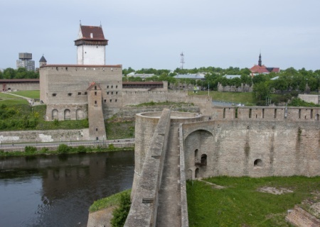    Эстонские пограничники оставили итальянца без носков с советской символикой