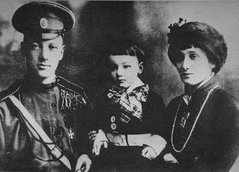 В ремешках пенал и книги были,                                                                                        
Возвращалась я домой из школы.                                                                                                         Эти липы, верно, не забыли                                                                                                             Нашей встречи, мальчик мой веселый?                                                                                        Только, ставши лебедем надменным,                                                                                        Изменился серый лебеденок.                                                                                                   
А на жизнь мою лучом нетленным                                                                                                  Грусть легла, и голос мой незвонок.