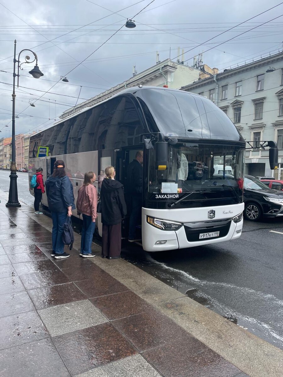 Гидом моей группы была - Ольга Боровик, методист Музея Анны Ахматовой в Фонтанном Доме. Голос у нее нежный, плавный и текучий. Отлично читает стихи.                                               Хорошо, что экскурсия стартует в 11 часов. При более раннем выезде я бы уснула в дороге от раннего подъема, удобных сидений и убаюкивающего голоса экскурсовода)