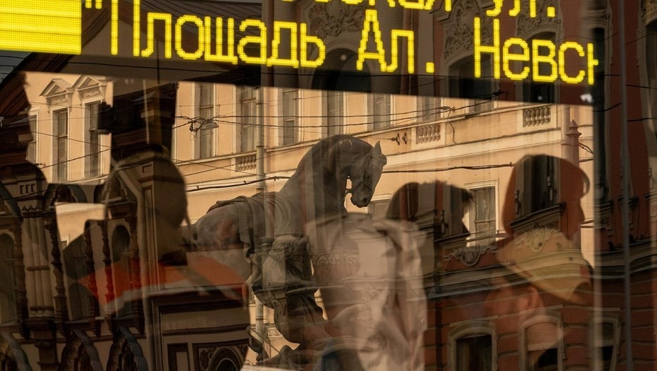    Пассажиры едут в автобусе по Аничкову мосту. Автор фото: Тихонов Михаил